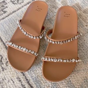 Size 8.5. Never worn!!! Brand new! Super cute details and very comfortable!